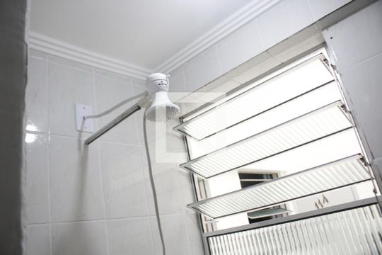 Banheiro de kitnet/studio para alugar com 1 quarto, 34m² em Centro, São Vicente