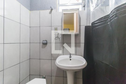 Banheiro de kitnet/studio para alugar com 2 quartos, 35m² em Vila Martins, Mogi das Cruzes
