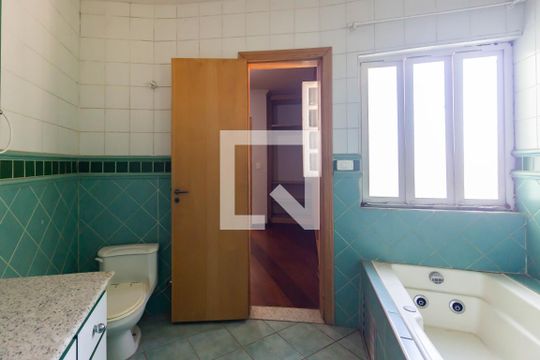 Banheiro da Suíte de casa à venda com 4 quartos, 180m² em Vila Dalva, São Paulo