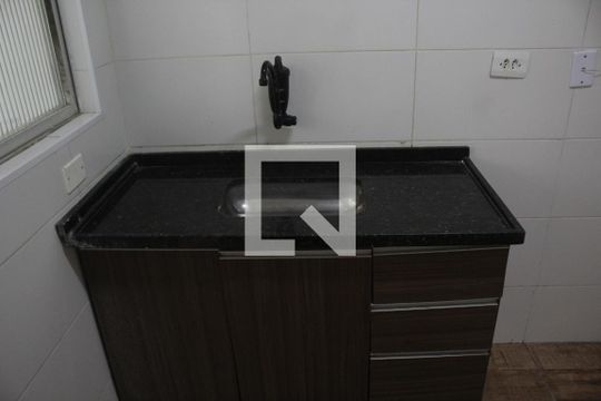Cozinha de apartamento para alugar com 1 quarto, 50m² em Centro, São Vicente