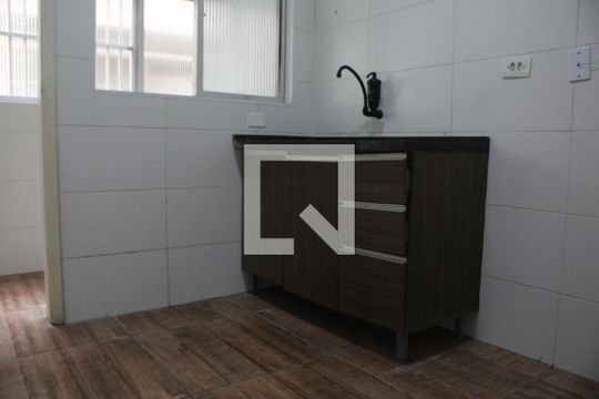 Cozinha de apartamento para alugar com 1 quarto, 50m² em Centro, São Vicente