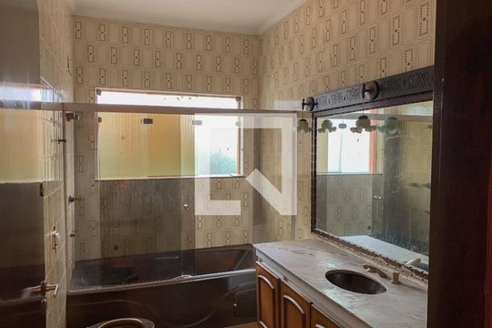 Banheiro de casa para alugar com 4 quartos, 650m² em Matriz, Mauá
