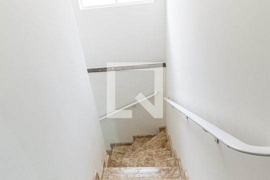 Escada de casa para alugar com 3 quartos, 146m² em Vila Guarani (z Sul), São Paulo