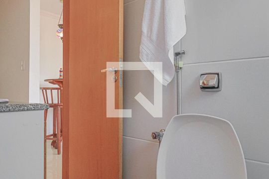 Banheiro do Corredor  de apartamento para alugar com 2 quartos, 63m² em Sagrada Família, Belo Horizonte
