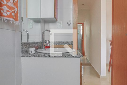 Banheiro do Corredor  de apartamento para alugar com 2 quartos, 63m² em Sagrada Família, Belo Horizonte