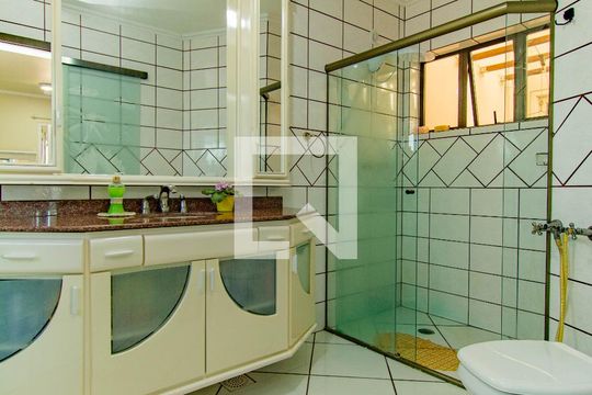Banheiro da Suíte de casa à venda com 3 quartos, 120m² em Harmonia, Canoas