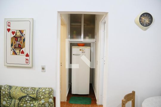 Sala/Geladeira de kitnet/studio para alugar com 1 quarto, 50m² em Vila Caiçara, Praia Grande