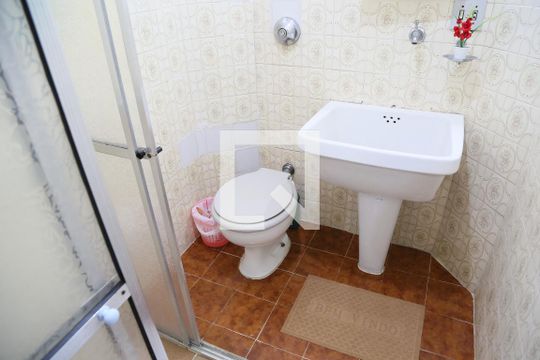 Banheiro de kitnet/studio para alugar com 1 quarto, 50m² em Vila Caiçara, Praia Grande
