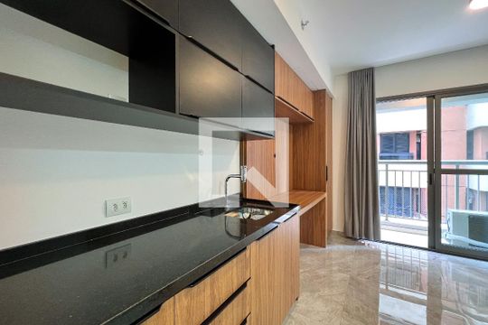 Cozinha de kitnet/studio à venda com 1 quarto, 21m² em Indianópolis, São Paulo