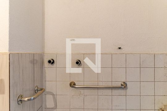 Banheiro de kitnet/studio para alugar com 1 quarto, 35m² em Santa Ifigênia, São Paulo