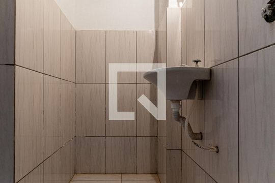 Banheiro de kitnet/studio para alugar com 1 quarto, 35m² em Santa Ifigênia, São Paulo