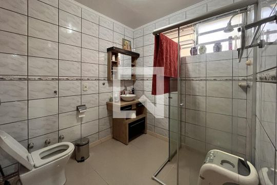 Banheiro da Suíte de apartamento à venda com 3 quartos, 80m² em Centro Histórico, Porto Alegre