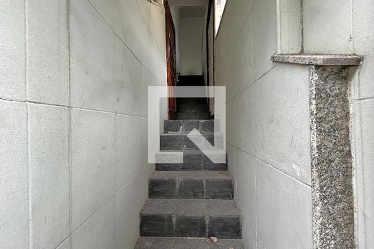 Escada de acesso de casa para alugar com 2 quartos, 65m² em Cachambi, Rio de Janeiro