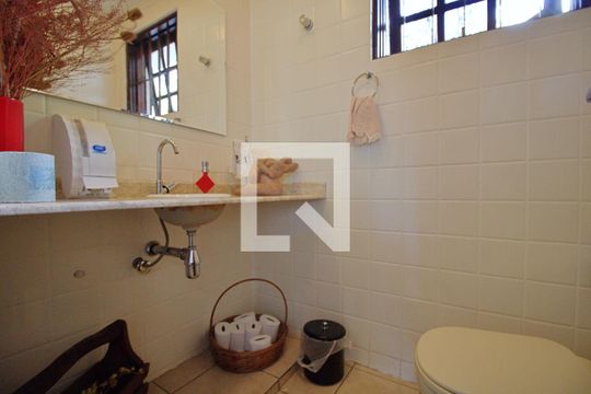 Lavabo de casa para alugar com 4 quartos, 274m² em Vila Tramontano, São Paulo