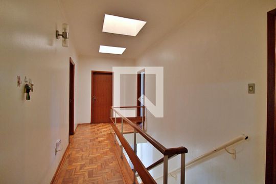 Corredor de casa para alugar com 4 quartos, 274m² em Vila Tramontano, São Paulo