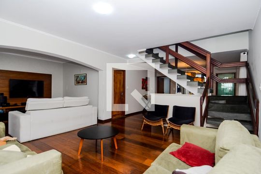 Casa para alugar com 3 quartos, 280m² em Jardim Santa Mena, Guarulhos