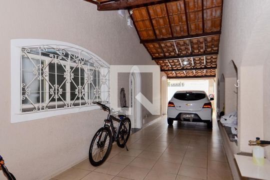 Garagem de casa para alugar com 3 quartos, 280m² em Jardim Santa Mena, Guarulhos