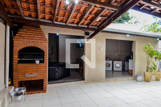 Quintal de casa para alugar com 3 quartos, 280m² em Jardim Santa Mena, Guarulhos