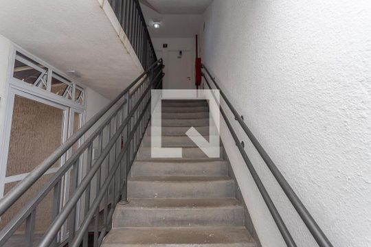 Escada  de apartamento à venda com 2 quartos, 40m² em Vila do Encontro, São Paulo