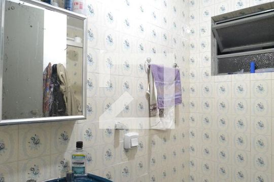 Banheiro de apartamento à venda com 1 quarto, 48m² em Jardim Botânico, Porto Alegre