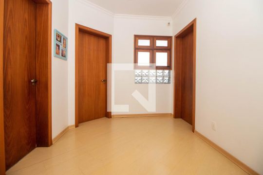 Corredor de casa à venda com 3 quartos, 198m² em Jardim Itu, Porto Alegre