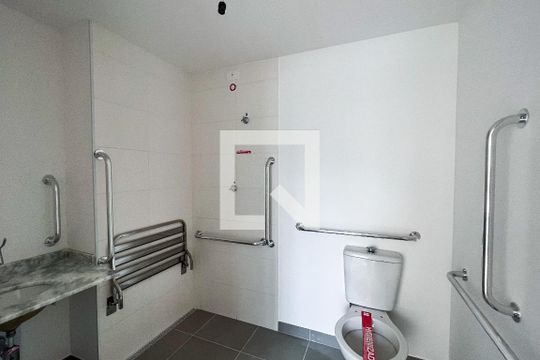 Banheiro de kitnet/studio para alugar com 1 quarto, 28m² em Vila Nova Conceição, São Paulo