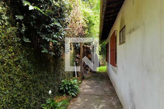 Corredor Lateral  de casa à venda com 2 quartos, 476m² em Vila Galvão, Guarulhos
