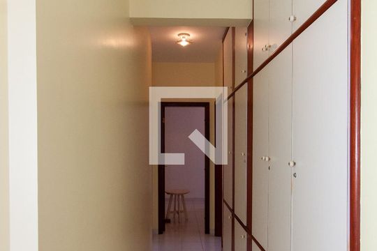 Corredor de apartamento para alugar com 4 quartos, 300m² em Vila Luis Antônio, Guarujá