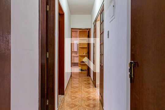 Corredor Dormitórios de casa à venda com 3 quartos, 300m² em Jardim Santo André, Santo André