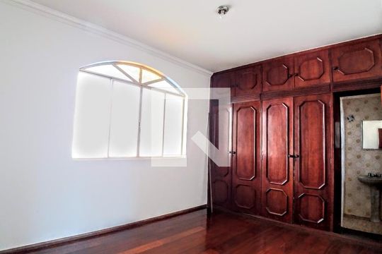 Casa à venda com 4 quartos, 516m² em Santa Efigênia, Belo Horizonte