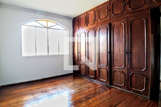 Casa à venda com 4 quartos, 516m² em Santa Efigênia, Belo Horizonte