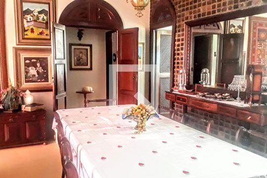 Casa à venda com 7 quartos, 336m² em Santa Lúcia, Belo Horizonte