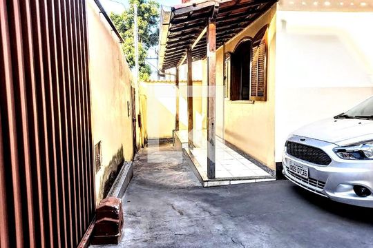 Casa à venda com 3 quartos, 204m² em Horto Florestal, Belo Horizonte