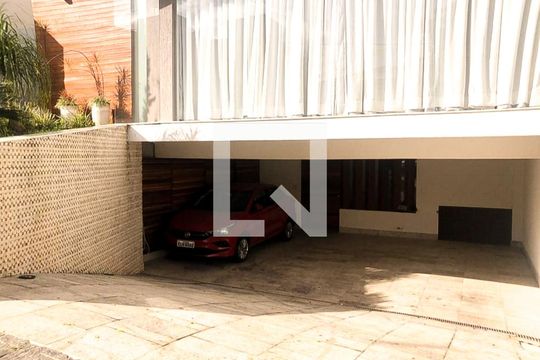 Casa à venda com 3 quartos, 420m² em Centro, Contagem