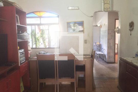 Casa à venda com 3 quartos, 230m² em Santa Tereza, Belo Horizonte