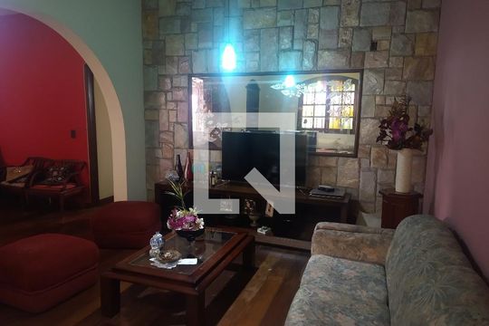 Casa à venda com 3 quartos, 280m² em Camargos, Belo Horizonte