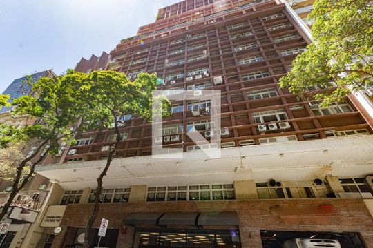 Fachada e portaria de kitnet/studio para alugar com 1 quarto, 45m² em Centro Histórico, Porto Alegre