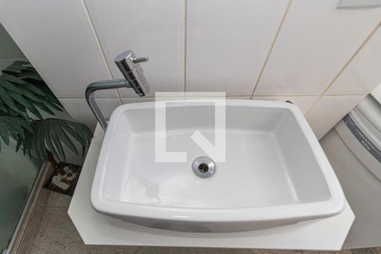 Banheiro de kitnet/studio para alugar com 1 quarto, 45m² em Centro Histórico, Porto Alegre