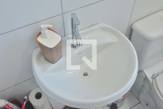 Banheiro de apartamento à venda com 2 quartos, 51m² em Estância Velha, Canoas