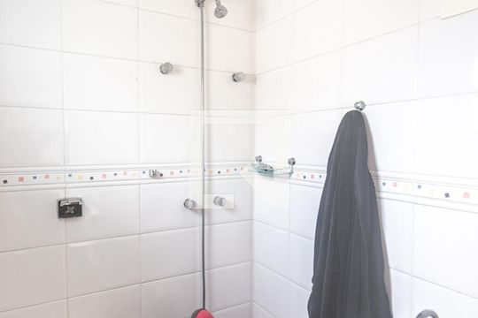 Banheiro suíte 1 de casa para alugar com 3 quartos, 386m² em Parque dos Passaros, São Bernardo do Campo