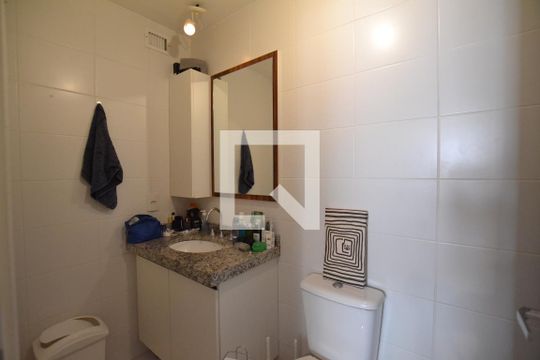Banheiro de apartamento para alugar com 2 quartos, 51m² em Teresópolis, Porto Alegre
