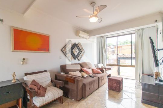 Sala de casa à venda com 3 quartos, 190m² em Espírito Santo, Porto Alegre