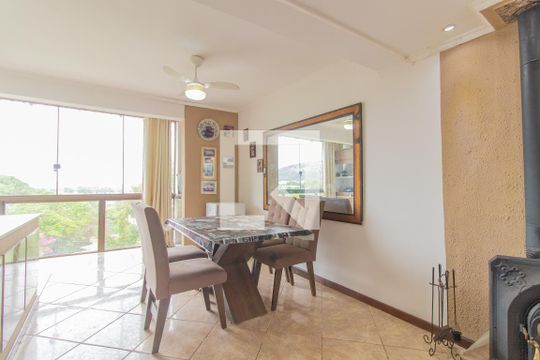 Sala de casa à venda com 3 quartos, 190m² em Espírito Santo, Porto Alegre
