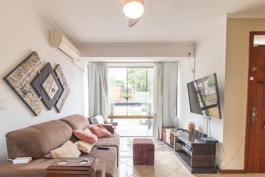 Sala de casa à venda com 3 quartos, 190m² em Espírito Santo, Porto Alegre