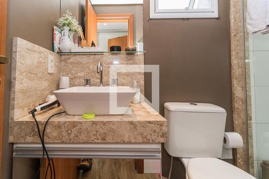 Banheiro da Suite de apartamento à venda com 3 quartos, 75m² em Rio Branco, Porto Alegre