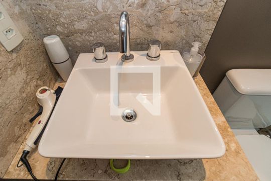 Banheiro da Suite de apartamento à venda com 3 quartos, 75m² em Rio Branco, Porto Alegre