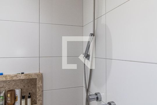 Banheiro da Suite de apartamento à venda com 3 quartos, 75m² em Rio Branco, Porto Alegre
