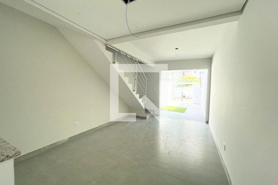Sala de casa à venda com 2 quartos, 65m² em Planalto, Belo Horizonte
