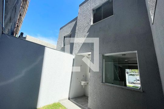 Área externa privativa fundos de casa à venda com 2 quartos, 65m² em Planalto, Belo Horizonte