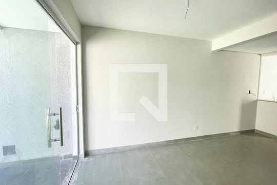 Sala de casa à venda com 2 quartos, 65m² em Planalto, Belo Horizonte